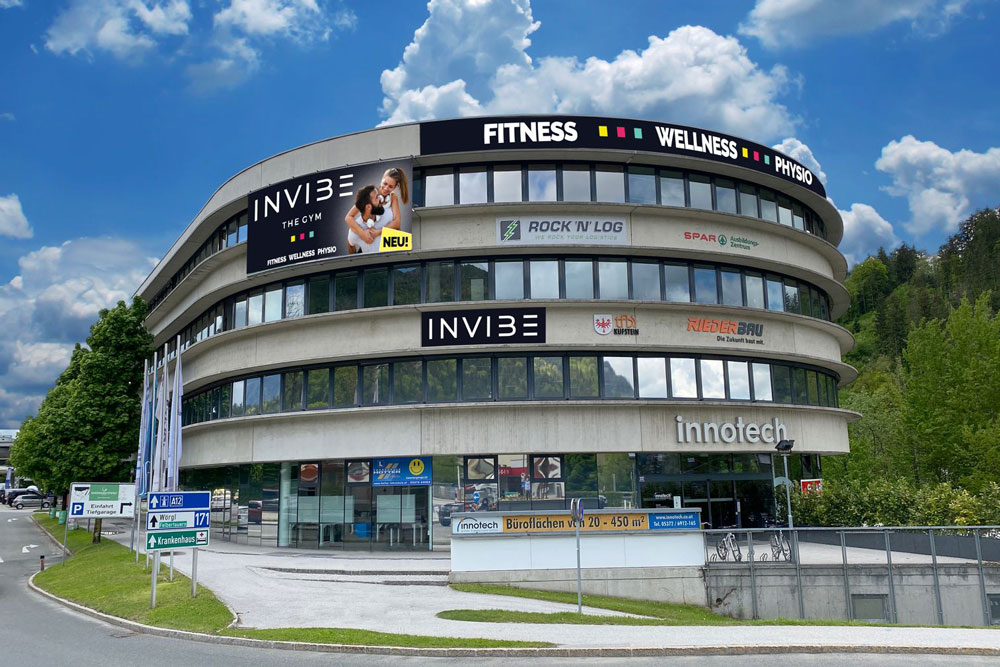 Der helle Empfangsbereich des Invibe-Fitnessstudios Kufstein